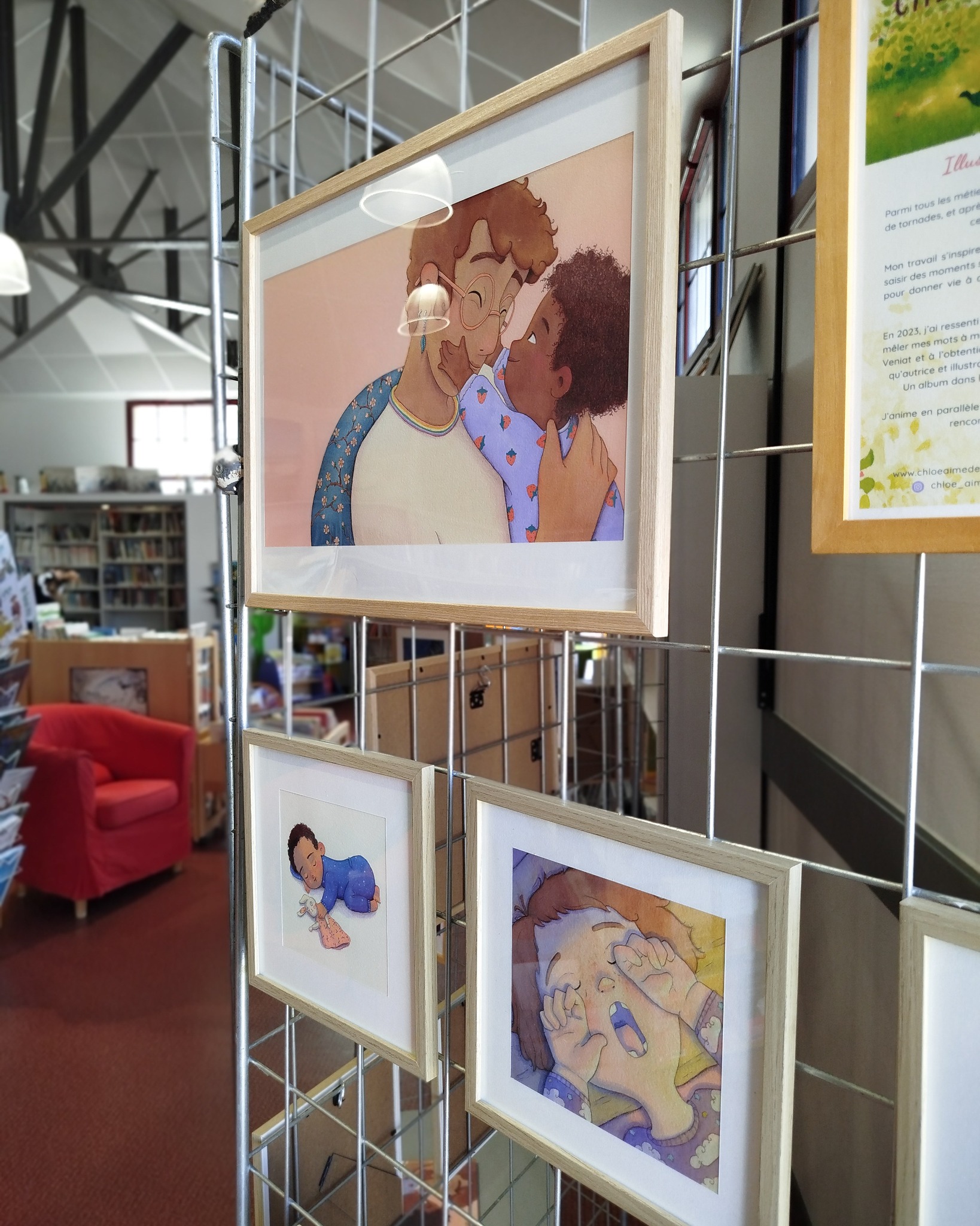 Photo représentant l'exposition des illustrations de Tendres mains à la bibliothèque de Lion-sur-Mer.