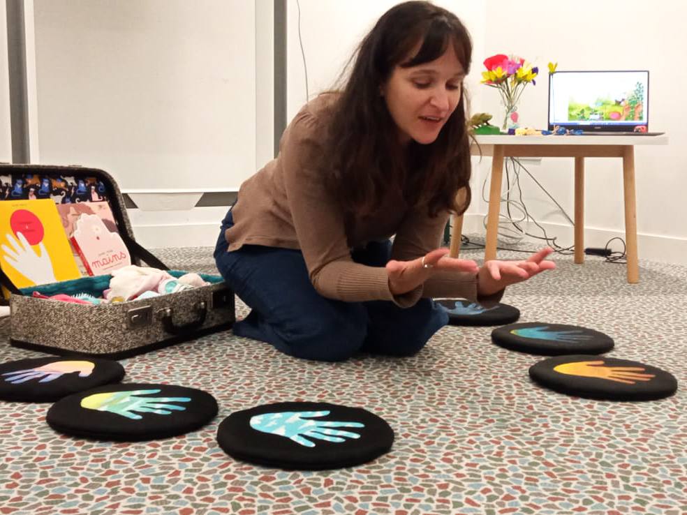Chloé Leray faisant découvrir aux enfants la beauté de nos mains.
