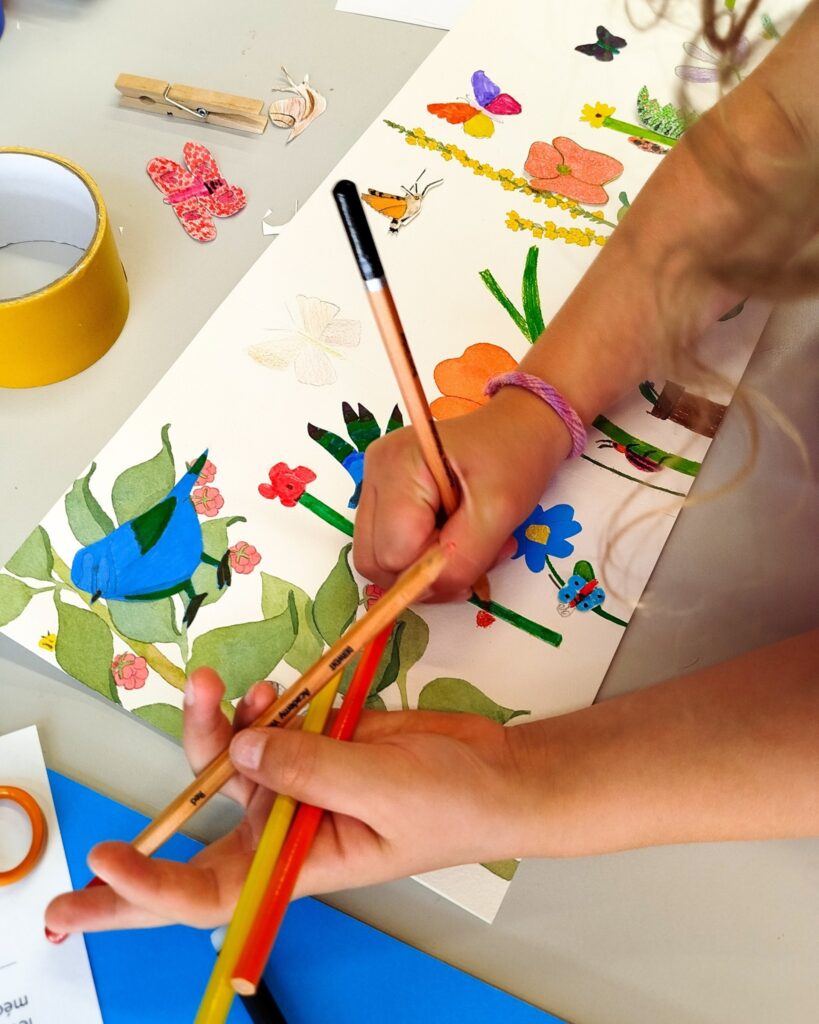 Enfant ajoutant des feuilles à sa fleur sur le livre accordéon
