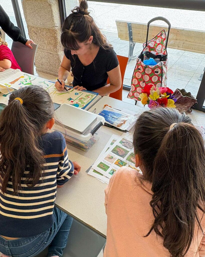 Chloé Leray montrant aux participants comment elle travaille lors de l'atelier d'illustration du Leporello.
