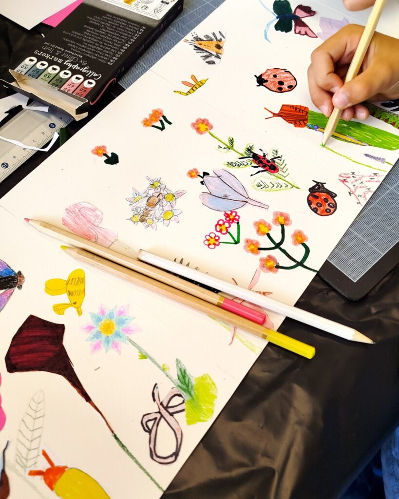 Participant à l’atelier illustration leporello dessinant une plante du jardin.